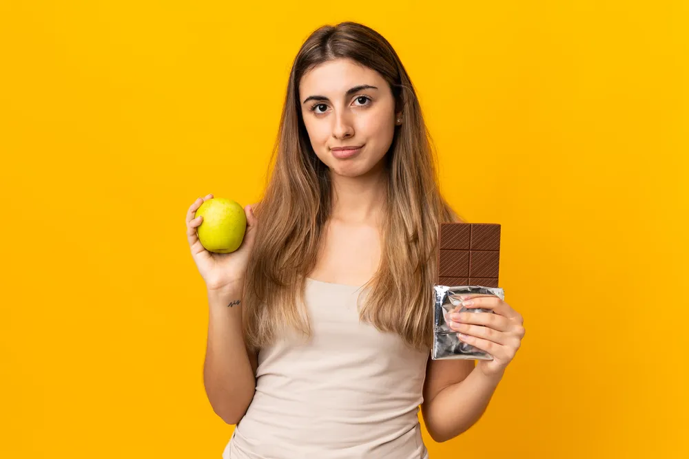 kobieta stara się stosować zbilansowaną dietę by schudnąć