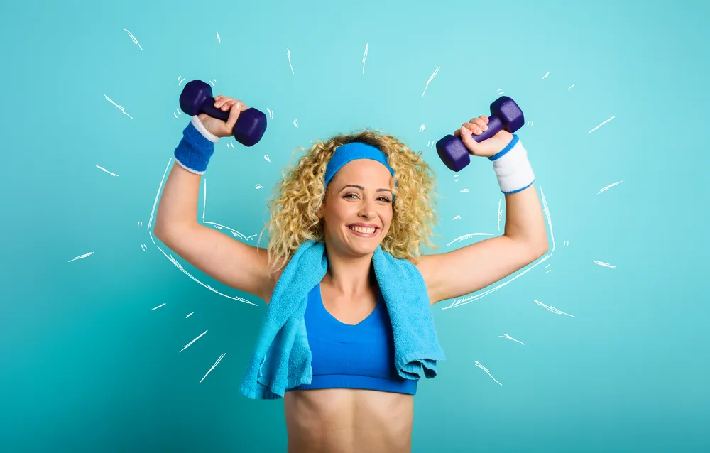 kobieta która trenuje i dodatkowo stosuje kreatynę