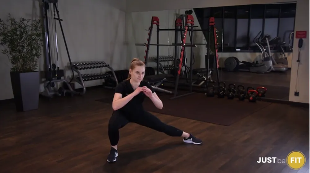 Przysiad kozacki ćwiczenie które można wykonać w domu