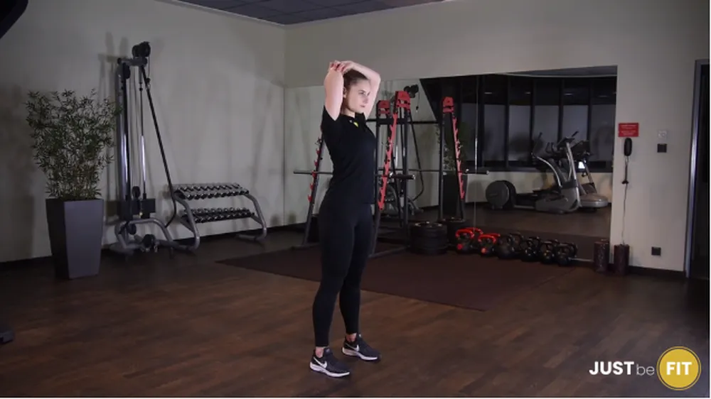 Rozciąganie mięśnia trójgłowego ramienia w staniu ćwiczenie które można wykonać w domu