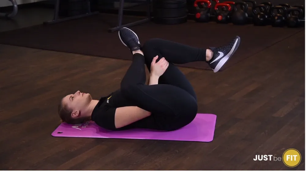 Rozciąganie pośladka w leżeniu tyłem ćwiczenie które można wykonać w domu