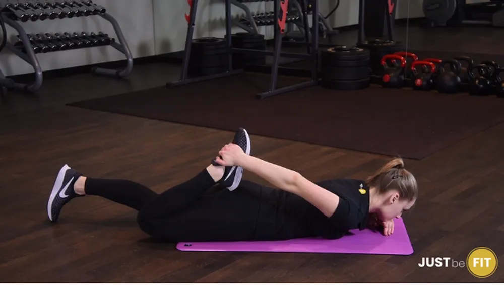 Rozciąganie przodu uda w leżeniu przodem ćwiczenie które można wykonać w domu