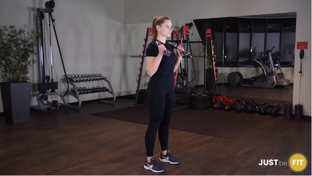 Uginanie ramion młotkowo z hantlami ćwiczenie które można wykonać w domu