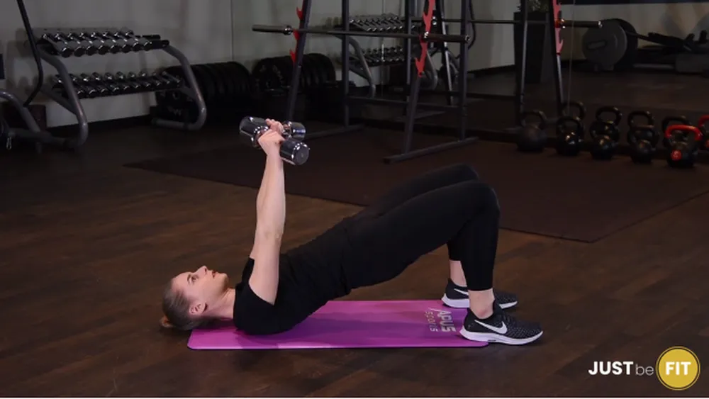 Wyciskanie hantli we wznosie bioder ćwiczenie które można wykonać w domu