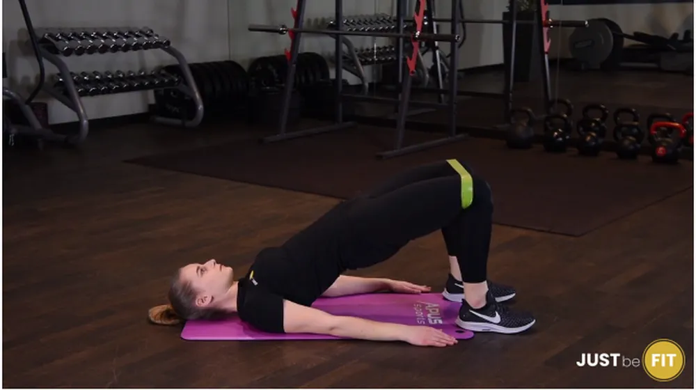 Wznosy bioder z gumą mini band ćwiczenie które można wykonać w domu