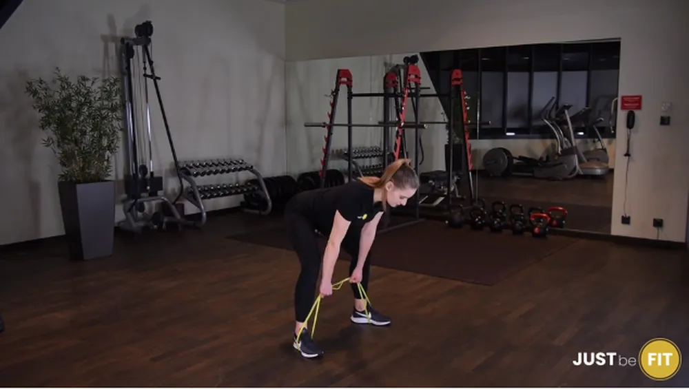 Martwy ciąg sumo z gumą powerband ćwiczenie które można wykonać w domu
