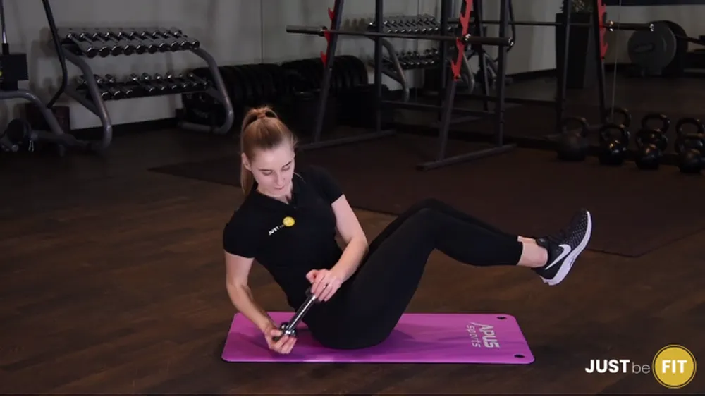 Russian twist z hantlą a trening w domu