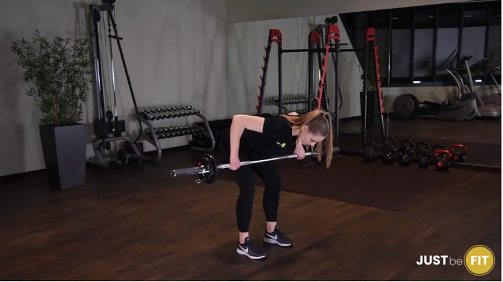 Wiosłowanie sztangą w opadzie tułowia z rękami szeroko a trening w domu