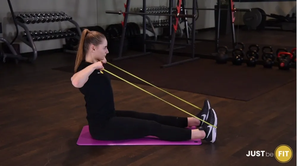 Facepull z gumą power bandą siedząc a trening w domu