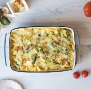 Drobiowa zapiekanka makaronowa z brokułem i roztopionym serem