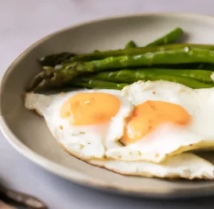 Jajko sadzone ze szparagami