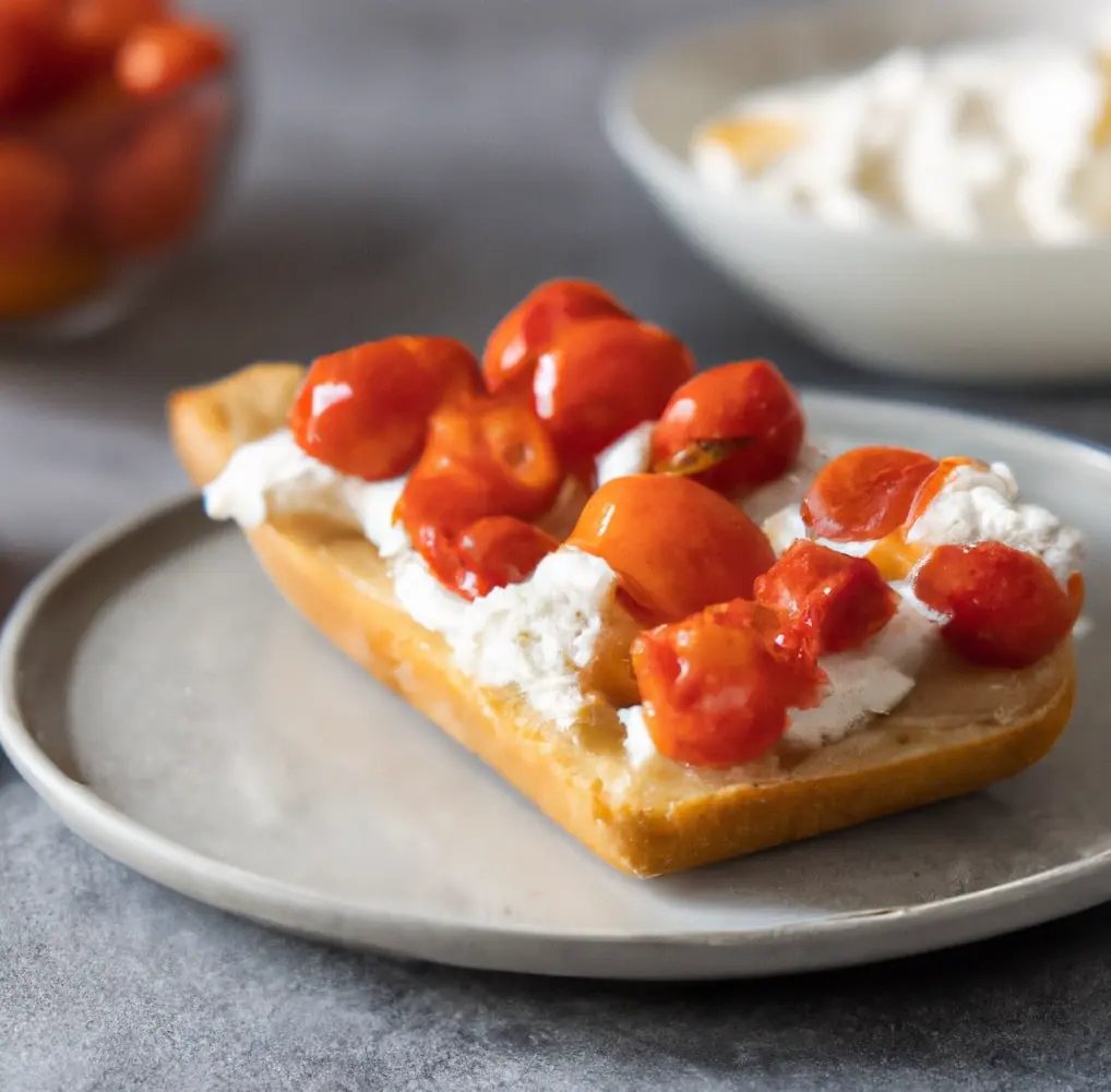 Kanapki z burratą i pomidorkami