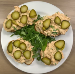 Kanapki z pastą z łososia i awokado