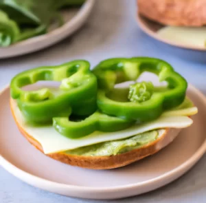 Kanapki z pesto, żółtym serem i papryką