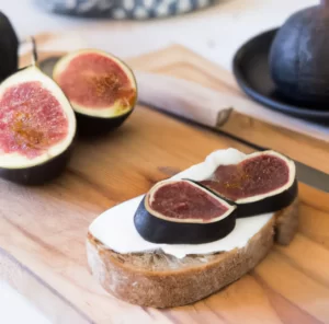 Kanapki z ricottą i figami