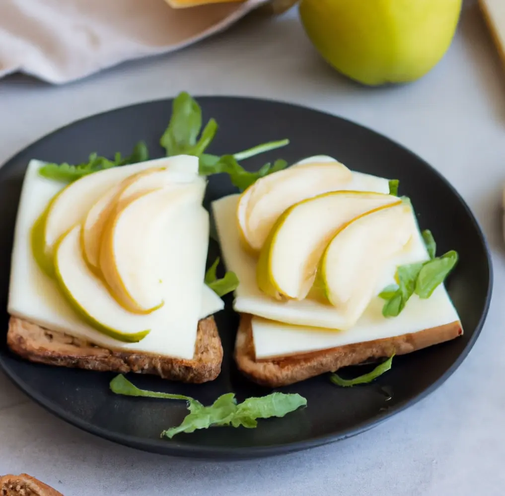 Kanapki z serem kozim i gruszką