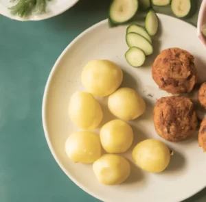 Kotlety mielone z tofu z ziemniakami i mizerią