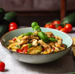 Makaron primavera z kurczakiem i cukinią