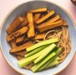 Makaron w orzechowym sosie z pieczonym tofu, kimchi i ogórkiem