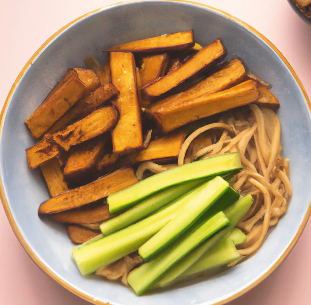 Makaron w orzechowym sosie z pieczonym tofu, kimchi i ogórkiem