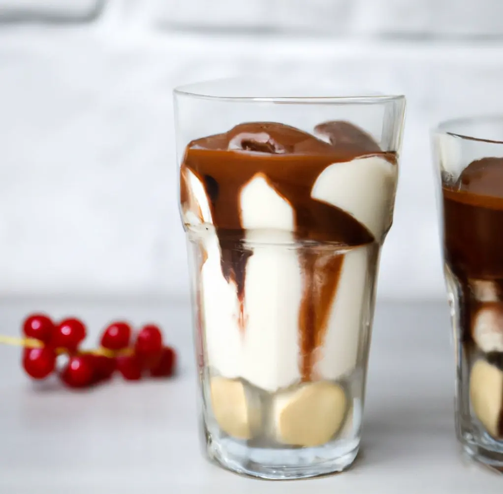 Warstwowy deser z czekoladą