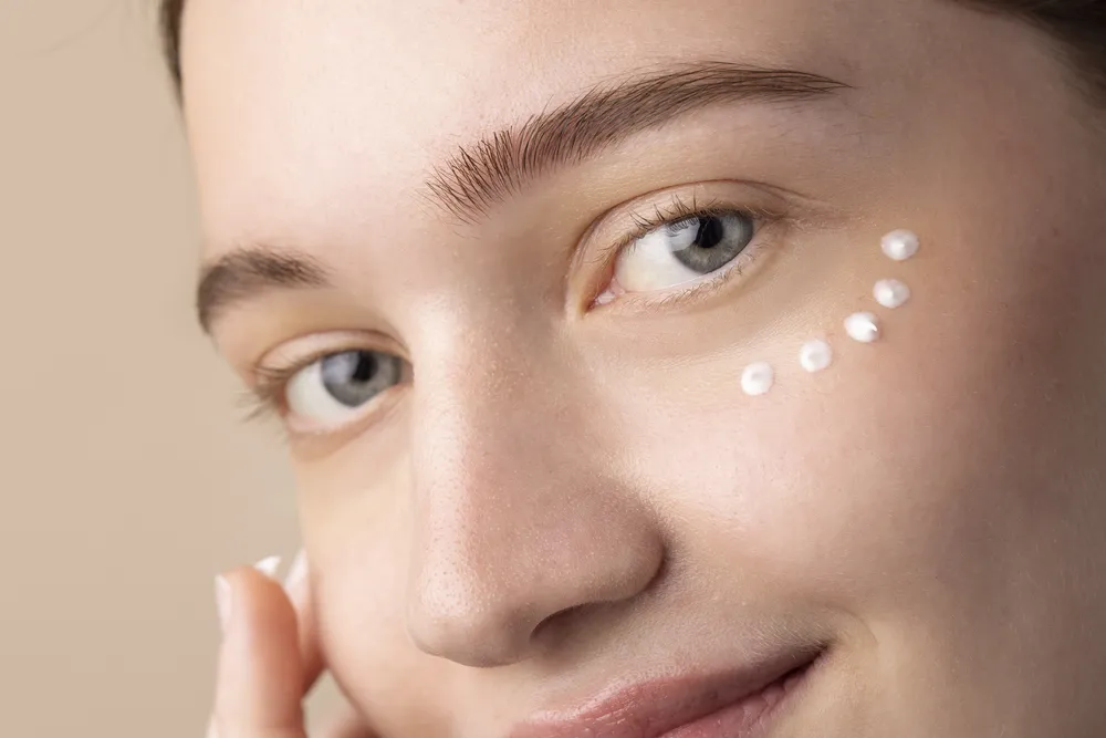 kobieta z odmłodzoną skórą twarzy