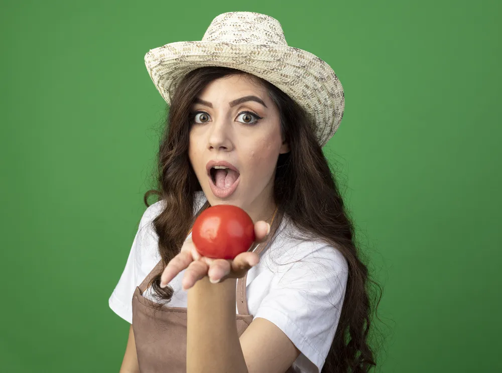 kobieta zastanawia się z czym jeść pomidory