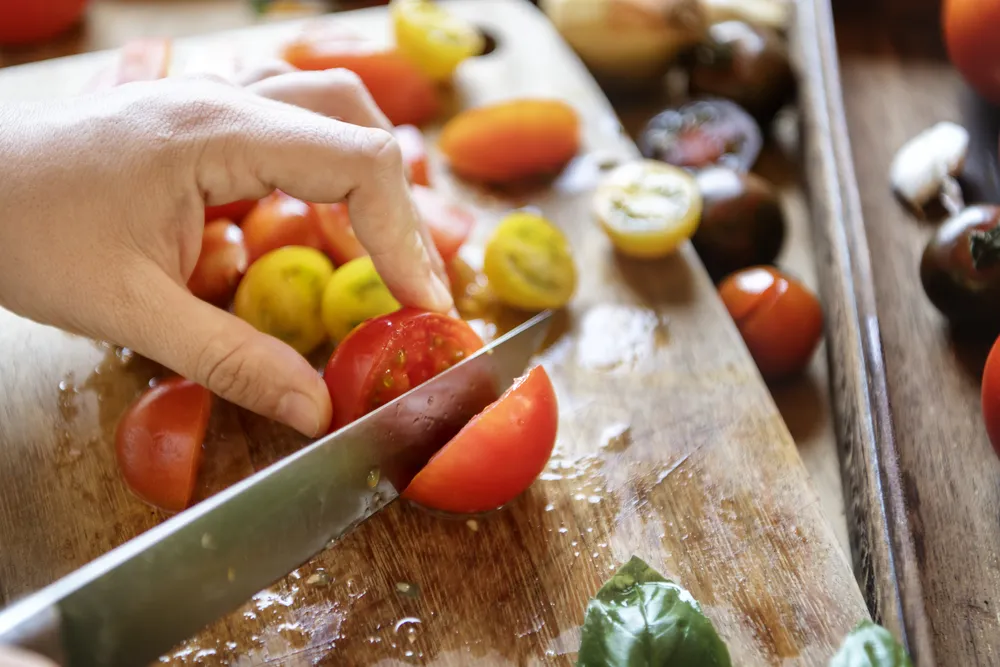 przygotowywanie posiłku z pomidorów